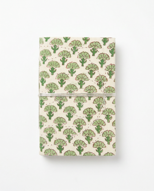 Carnet Indira A6 motif floral vert Fleur de Coton imprimé block print, fermeture par un lien en coton- Mamamushi