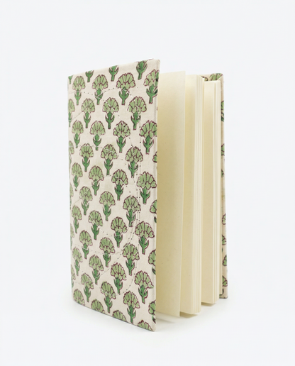 Carnet Indira A6 motif floral vert Fleur de Coton imprimé block print, Carnet 48 pages blanches avec couverture rigide surpiquée - Mamamushi