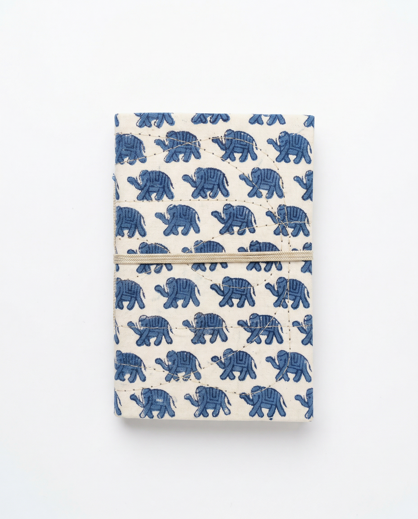 Carnet de notes Indira motif éléphant bleu imprimé block print. Détail impression artisanale éléphant bleu au tampon de bois sur tissu coton. Fermeture par un lien en cote.Carnet 48 pages blanches avec couverture rigide textile et surpiqûres main - Mamamushi