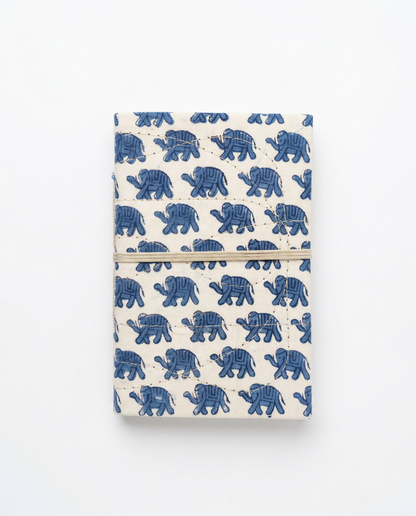 Carnet de notes Indira motif éléphant bleu imprimé block print. Détail impression artisanale éléphant bleu au tampon de bois sur tissu coton. Fermeture par un lien en cote.Carnet 48 pages blanches avec couverture rigide textile et surpiqûres main - Mamamushi