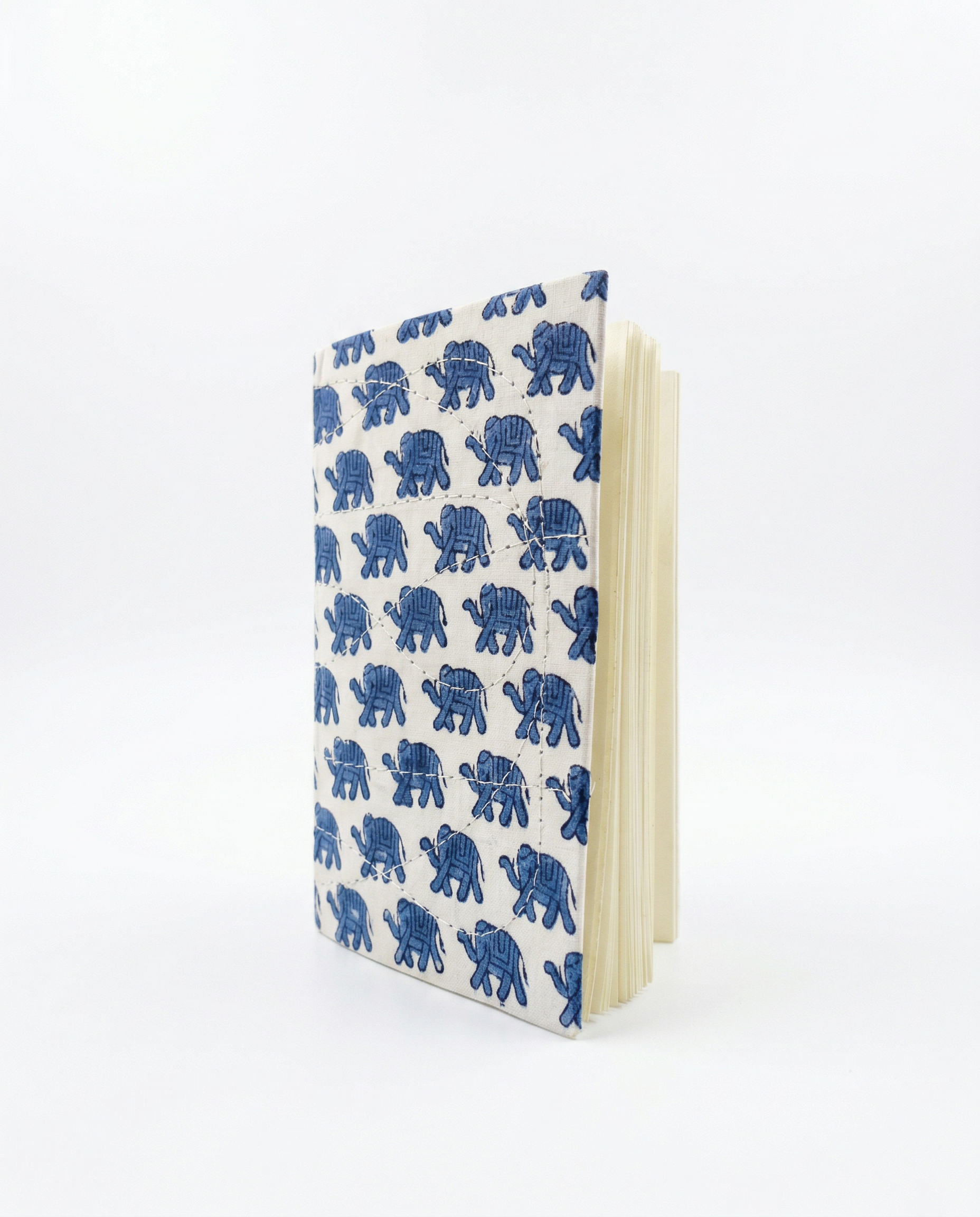 Carnet de notes Indira motif éléphant bleu imprimé block print. Détail impression artisanale éléphant bleu au tampon de bois sur tissu coton.Carnet 48 pages blanches avec couverture rigide textile et surpiqûres main - Mamamushi