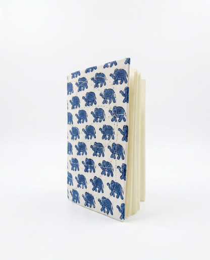 Carnet de notes Indira motif éléphant bleu imprimé block print. Détail impression artisanale éléphant bleu au tampon de bois sur tissu coton.Carnet 48 pages blanches avec couverture rigide textile et surpiqûres main - Mamamushi