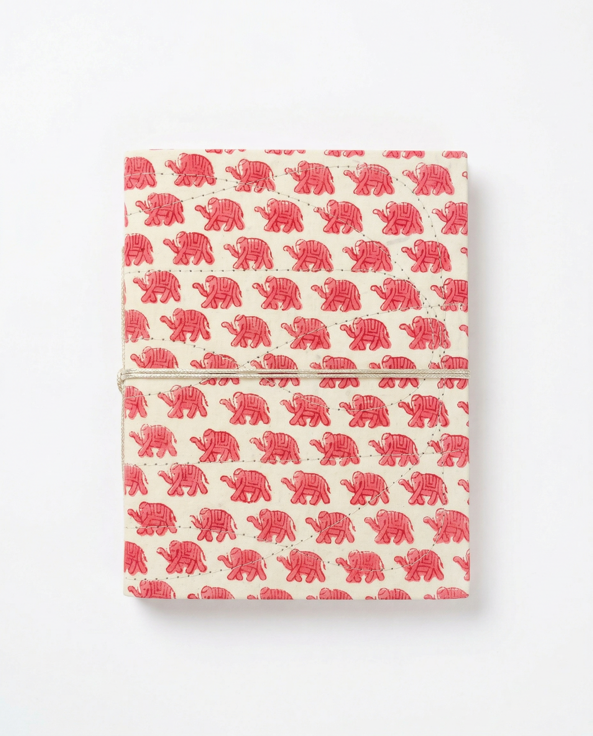 Carnet de notes A5 Indira motif éléphant rose imprimé block print, fermé par un lien en coton. Détail impression artisanale éléphant rose au tampon de bois sur tissu coton. Carnet 48 pages blanches avec couverture rigide textile et surpiqûres main - Mamamushi