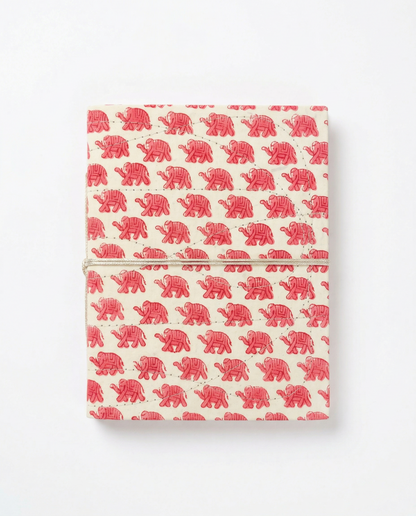 Carnet de notes A5 Indira motif éléphant rose imprimé block print, fermé par un lien en coton. Détail impression artisanale éléphant rose au tampon de bois sur tissu coton. Carnet 48 pages blanches avec couverture rigide textile et surpiqûres main - Mamamushi