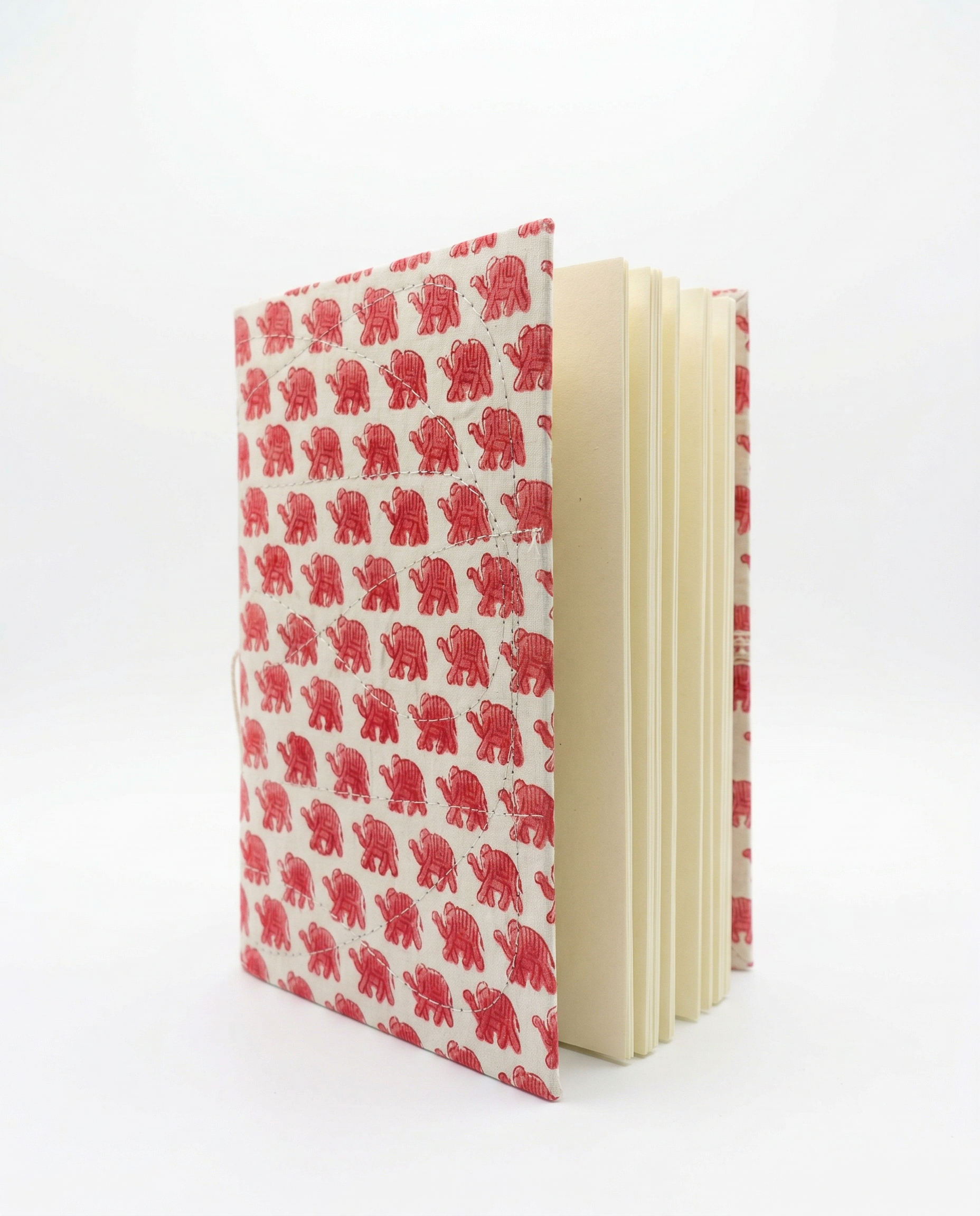 Carnet de notes A5 Indira motif éléphant rose imprimé block print. Détail impression artisanale éléphant rose au tampon de bois sur tissu coton. Carnet 48 pages blanches avec couverture rigide textile et surpiqûres main - Mamamushi
