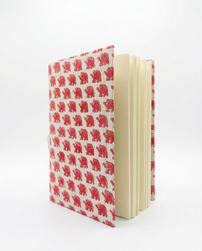 Carnet de notes A5 Indira motif éléphant rose imprimé block print. Détail impression artisanale éléphant rose au tampon de bois sur tissu coton. Carnet 48 pages blanches avec couverture rigide textile et surpiqûres main - Mamamushi