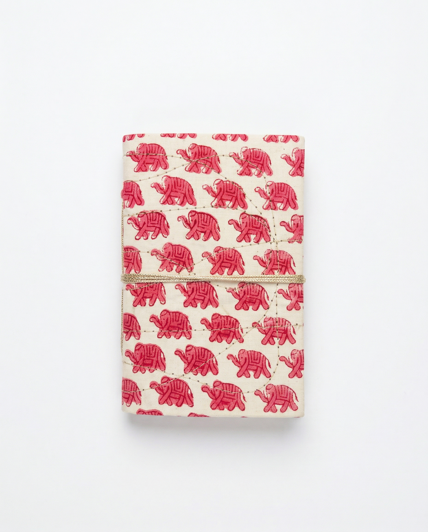 Carnet de notes A6 Indira motif éléphant rose imprimé block print, fermé par un lien en coton. Détail impression artisanale éléphant rose au tampon de bois sur tissu coton. Carnet 48 pages blanches avec couverture rigide textile et surpiqûres main - Mamamushi