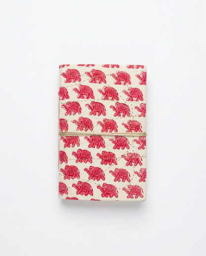 Carnet de notes A6 Indira motif éléphant rose imprimé block print, fermé par un lien en coton. Détail impression artisanale éléphant rose au tampon de bois sur tissu coton. Carnet 48 pages blanches avec couverture rigide textile et surpiqûres main - Mamamushi