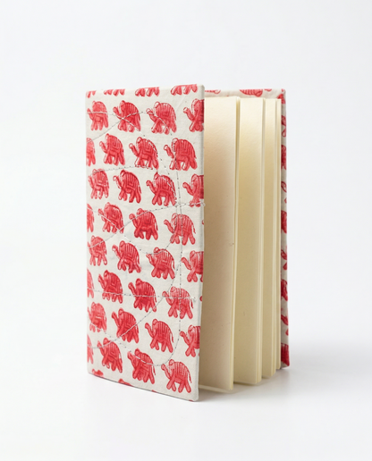Carnet de notes A6 Indira motif éléphant rose imprimé block print. Détail impression artisanale éléphant rose au tampon de bois sur tissu coton. Carnet 48 pages blanches avec couverture rigide textile et surpiqûres main - Mamamushi