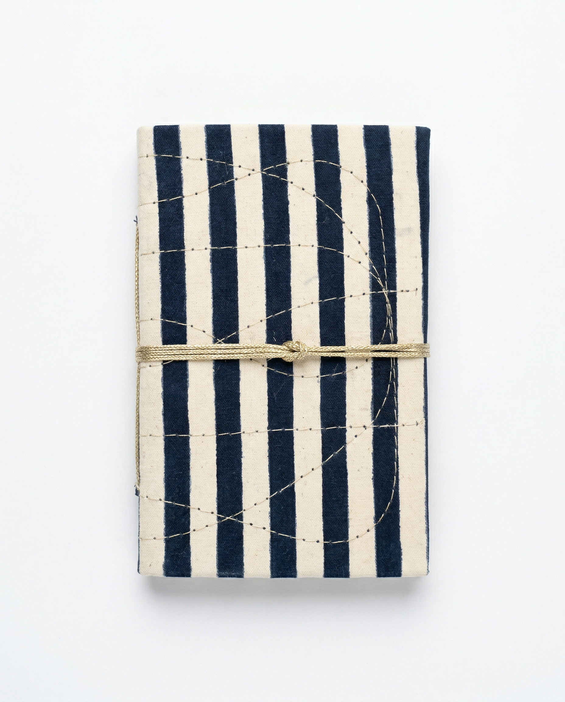 Carnet Indira motif rayures bleu marine Stripe Blue- Carnet à couverture rigide en coton surpiqué- fermé par un lien en coton - Mamamushi Studio