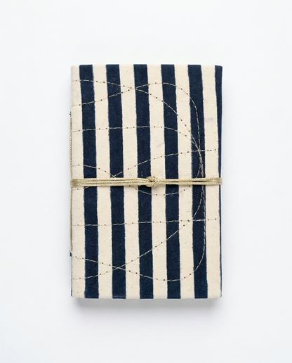 Carnet Indira motif rayures bleu marine Stripe Blue- Carnet à couverture rigide en coton surpiqué- fermé par un lien en coton - Mamamushi Studio