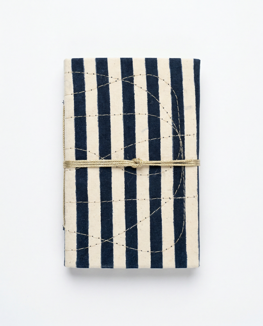 Carnet Indira motif rayures bleu marine Stripe Blue- Carnet à couverture rigide en coton surpiqué- fermé par un lien en coton - Mamamushi Studio