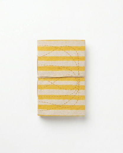 Carnet A6 Indira motif rayures jaune Stripe Yellow - Carnet fermé par un lien en coton - couverture en coton block print surpiqué- Mamamushi Studio