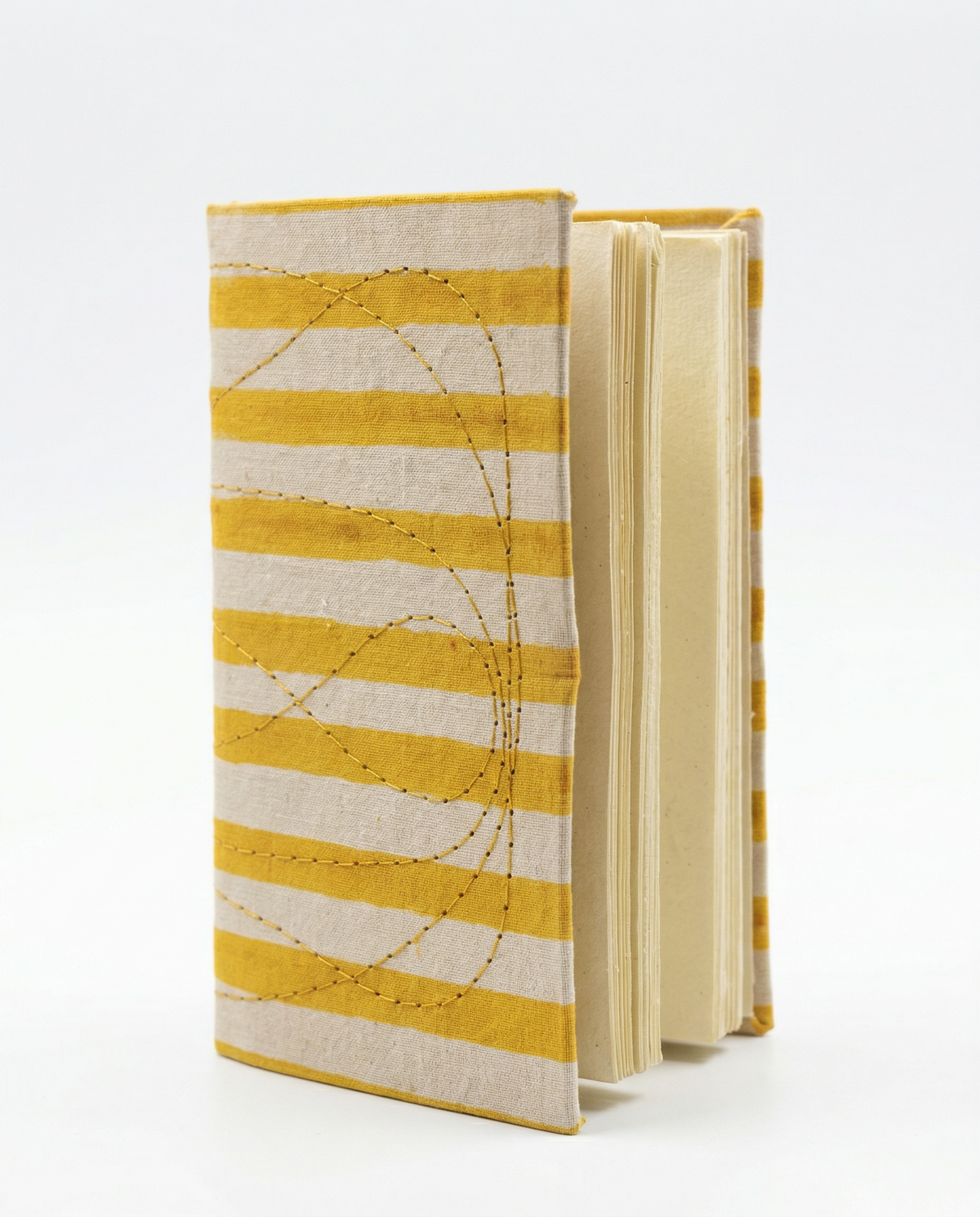 Carnet A6 Indira motif rayures jaune Stripe Yellow - Carnet ouvert, vue sur les page blanche- couverture en coton block print surpiqué- Mamamushi Studio