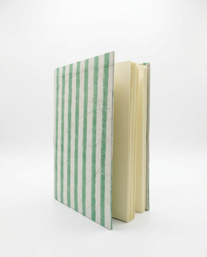 Carnet A5 Indira motif rayures vert menthe Stripe Mint- vue intérieur des pages blanches - Mamamushi Studio