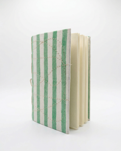 Carnet A6 Indira motif rayures vert menthe Stripe Mint- vue intérieur des pages blanches - Mamamushi Studio