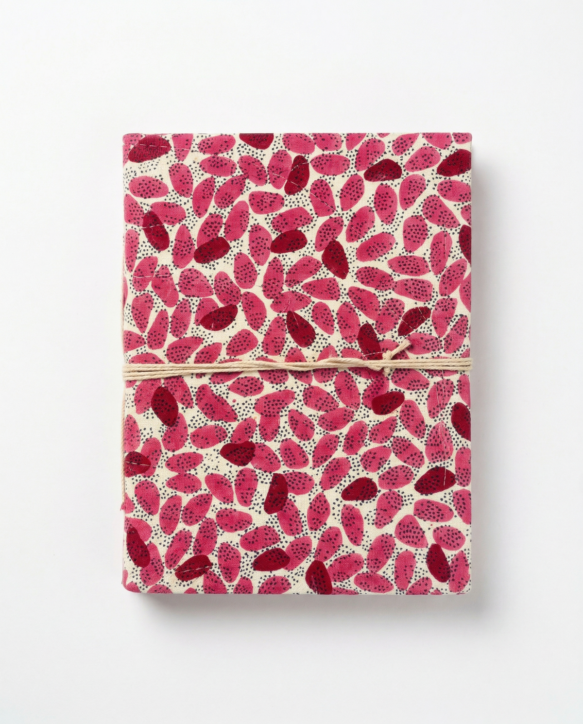 Carnet de notes rose block print motif ovaloides Mamamushi. Carnet fermé par un lien en coton