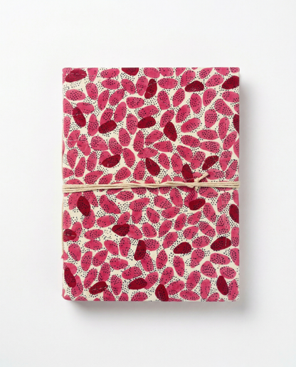 Carnet de notes rose block print motif ovaloides Mamamushi. Carnet fermé par un lien en coton