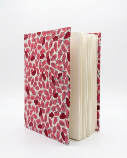 Carnet de notes rose block print motif ovaloides Mamamushi. Carnet ouvert
