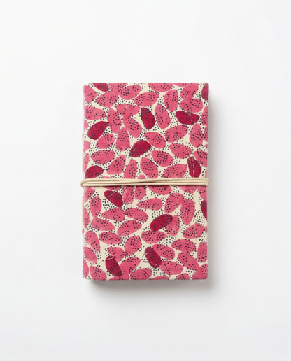 Carnet de notes rose block print motif ovaloides Mamamushi. Petit Carnet fermé par un lien en coton