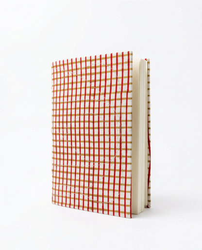 Carnet Indira grand modele 
motif Tamis rouge et jaune en tissu block print , vu de l'intérieur, page blanche - Mamamushi