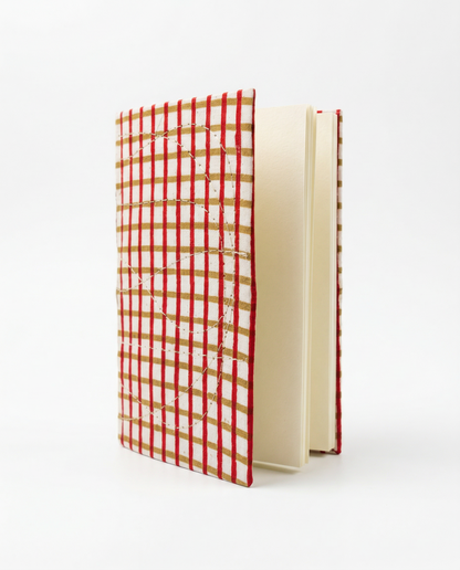Carnet Indira petit modelemotif Tamis rouge et jaune en tissu block print , vu de l'intérieur, pages blanches - Mamamushi
