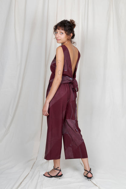 Top en soie Chioma sans manche, photo de la mannequin vue de dos, décolleté dans le dos; top noué en bas du dos. Tissus fluide, imprimé bordeaux