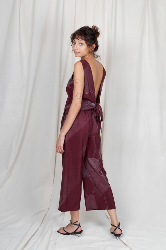 Top en soie Chioma sans manche, photo de la mannequin vue de dos, décolleté dans le dos; top noué en bas du dos. Tissus fluide, imprimé bordeaux