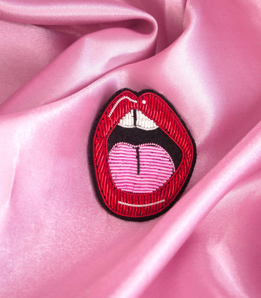 Broche Bouche Malicieuse brodée en cannetille - motif lèvres rouge et rose