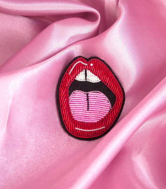 Broche Bouche Malicieuse brodée en cannetille - motif lèvres rouge et rose