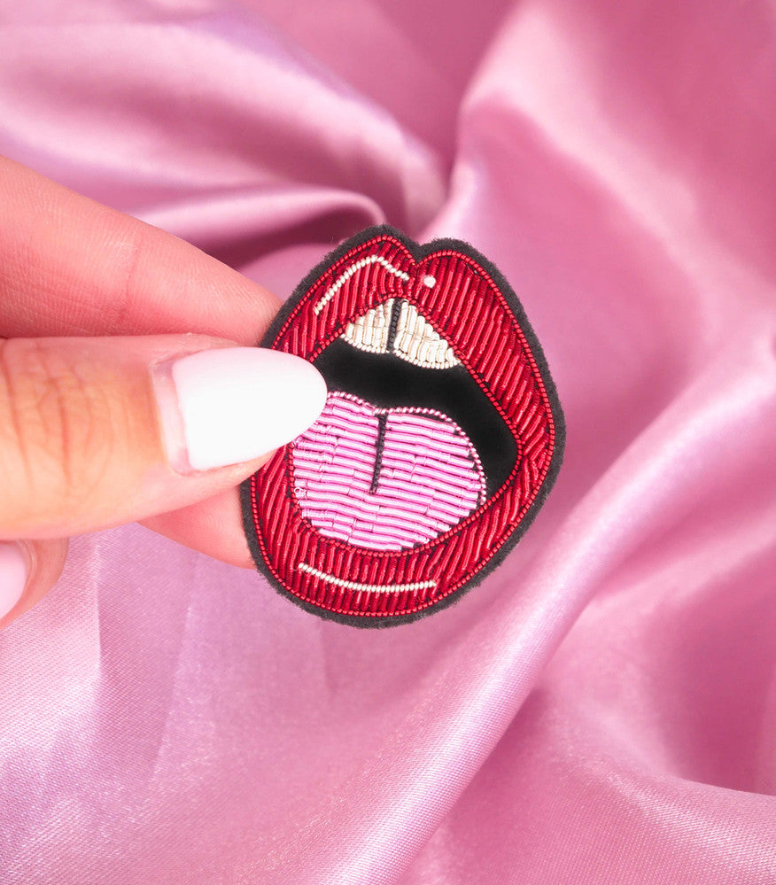 Broche Bouche Malicieuse tenue en main - détail broderie cannetille