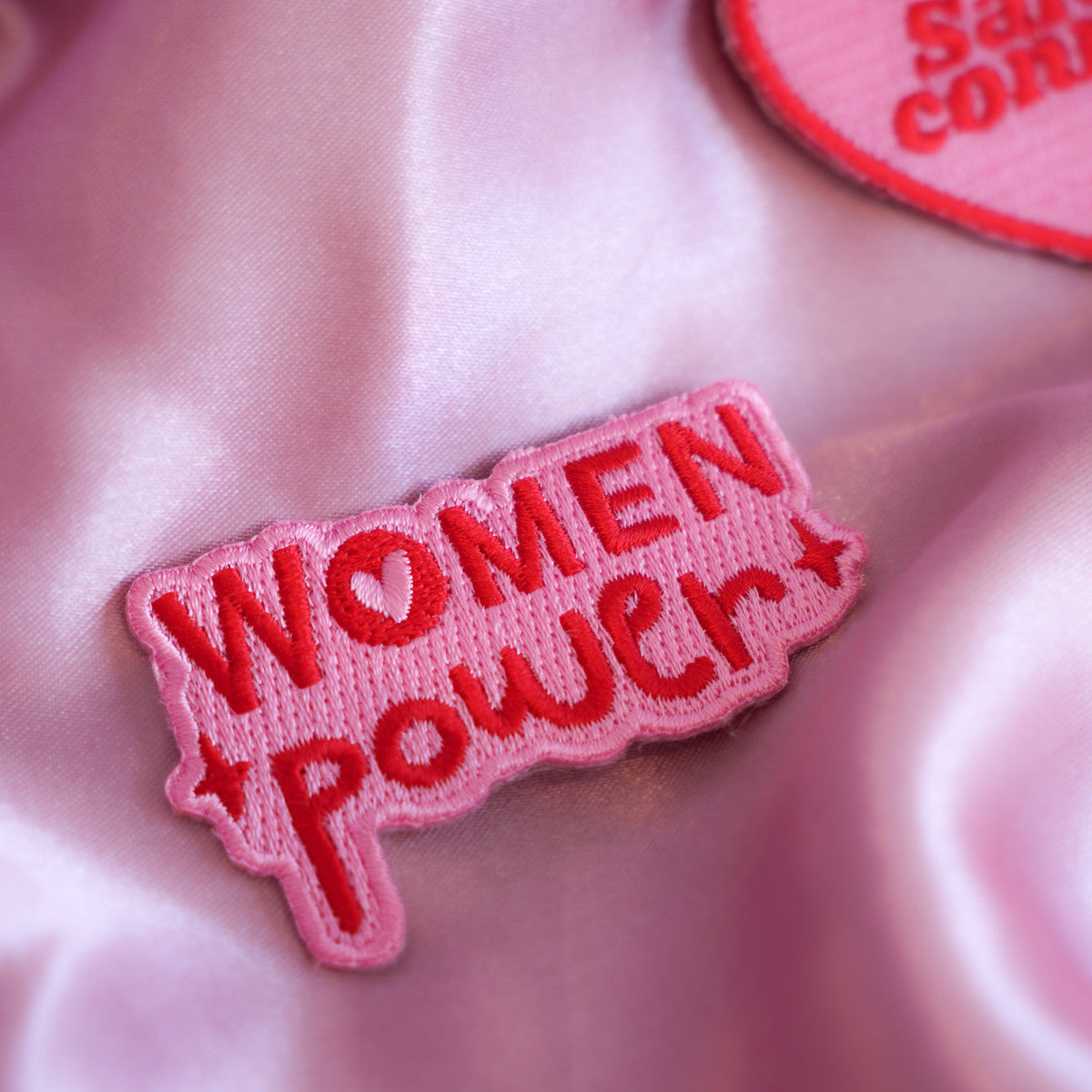 Patch thermocollant Women Power Malicieuse - Patch women power sur fond satin rose