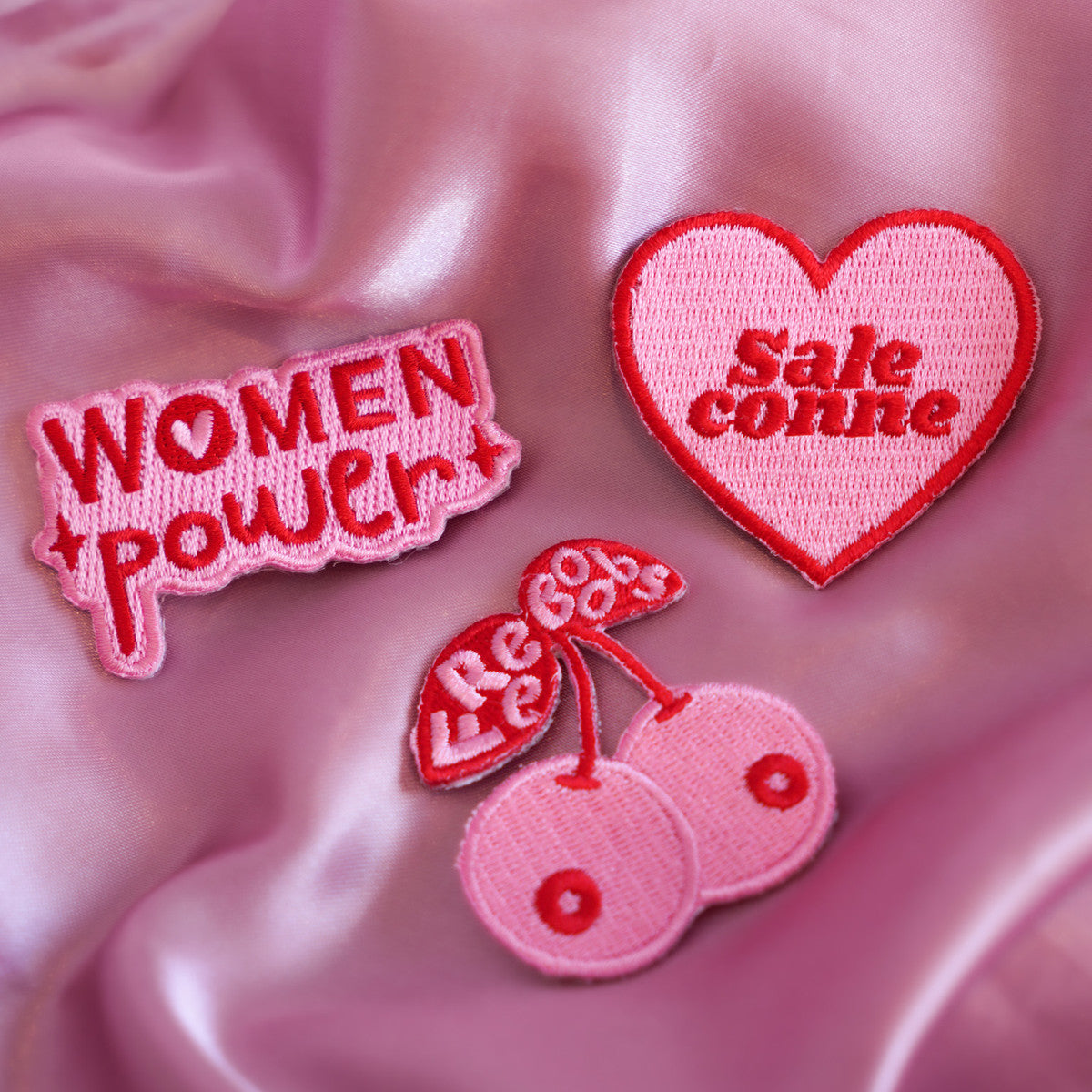 Patch thermocollant Sale Conne Malicieuse - Patch thermocollant Sale conne, women power, free boobs sur fond satin