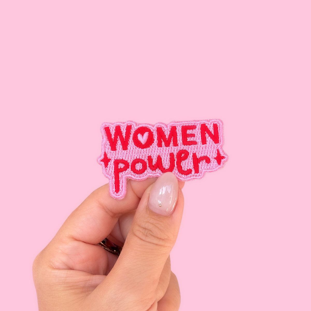 Patch thermocollant Women Power Malicieuse - Patch Women power dans la main vue de face
