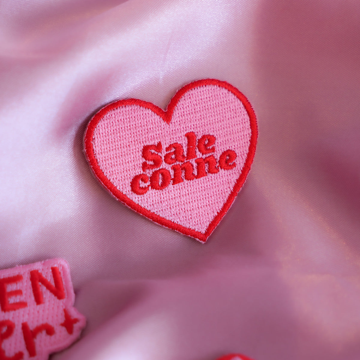 Patch thermocollant Sale Conne Malicieuse - Patch thermocollant Sale conne sur fond satin
