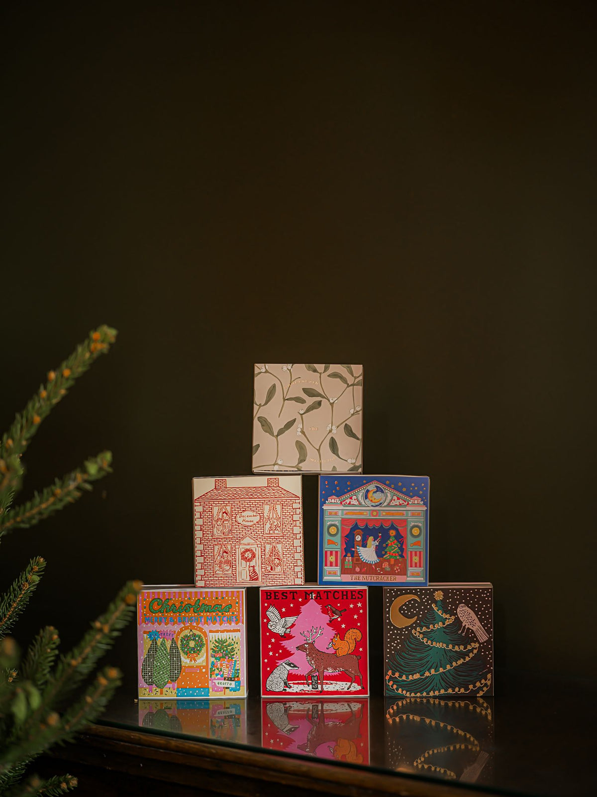 Boîte Christmas Supplies dans une composition d’allumettes de Noël Archivist Gallery