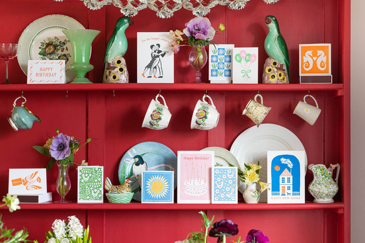 Carte Blue Bird Pattern Archivist Gallery mise en scène sur une étagère rouge