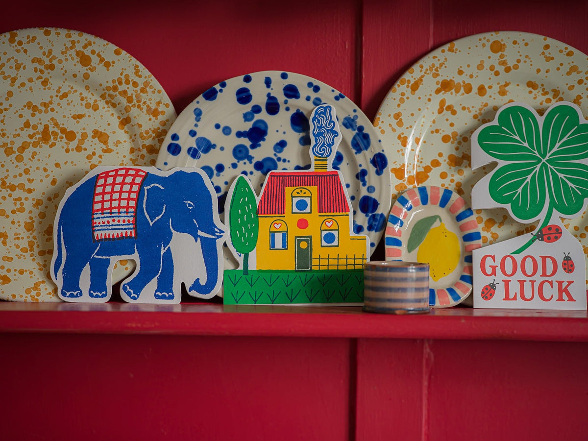 Carte découpée Elephant Archivist Gallery mise en scène sur une étagère rouge