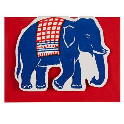 Carte découpée Elephant bleue Archivist Gallery, vue rapprochée sur fond rouge
