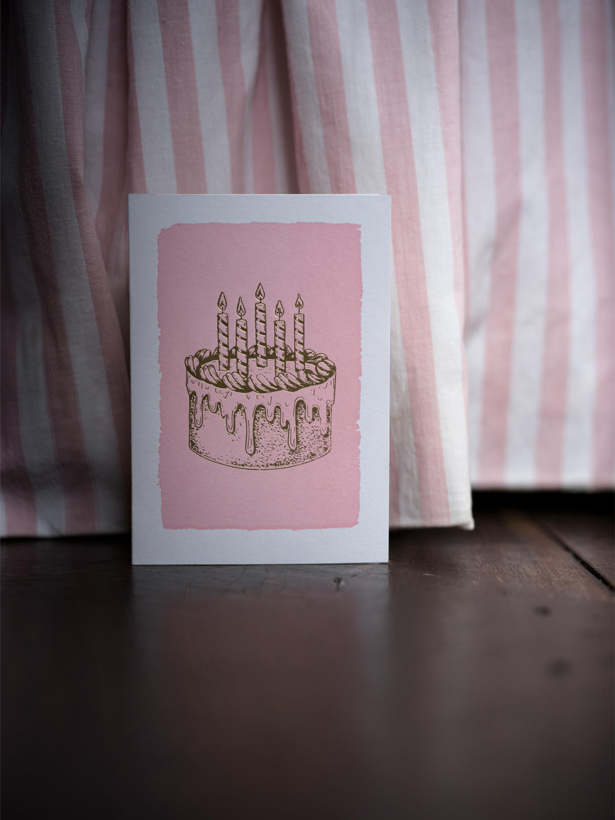 Carte anniversaire Gold Cake Archivist Gallery présentée sur une table
