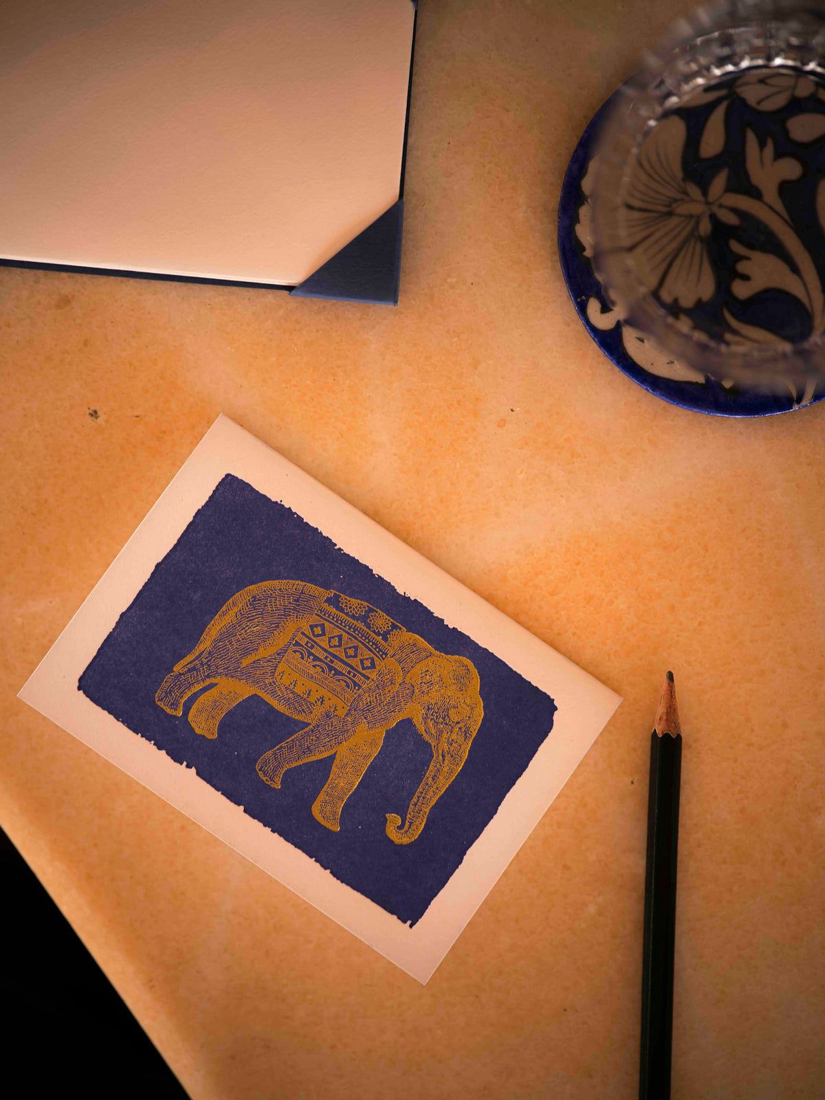 Carte Gold Elephant Archivist Gallery posée sur une table près d’un crayon