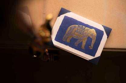 Carte Gold Elephant Archivist Gallery présentée sur une table