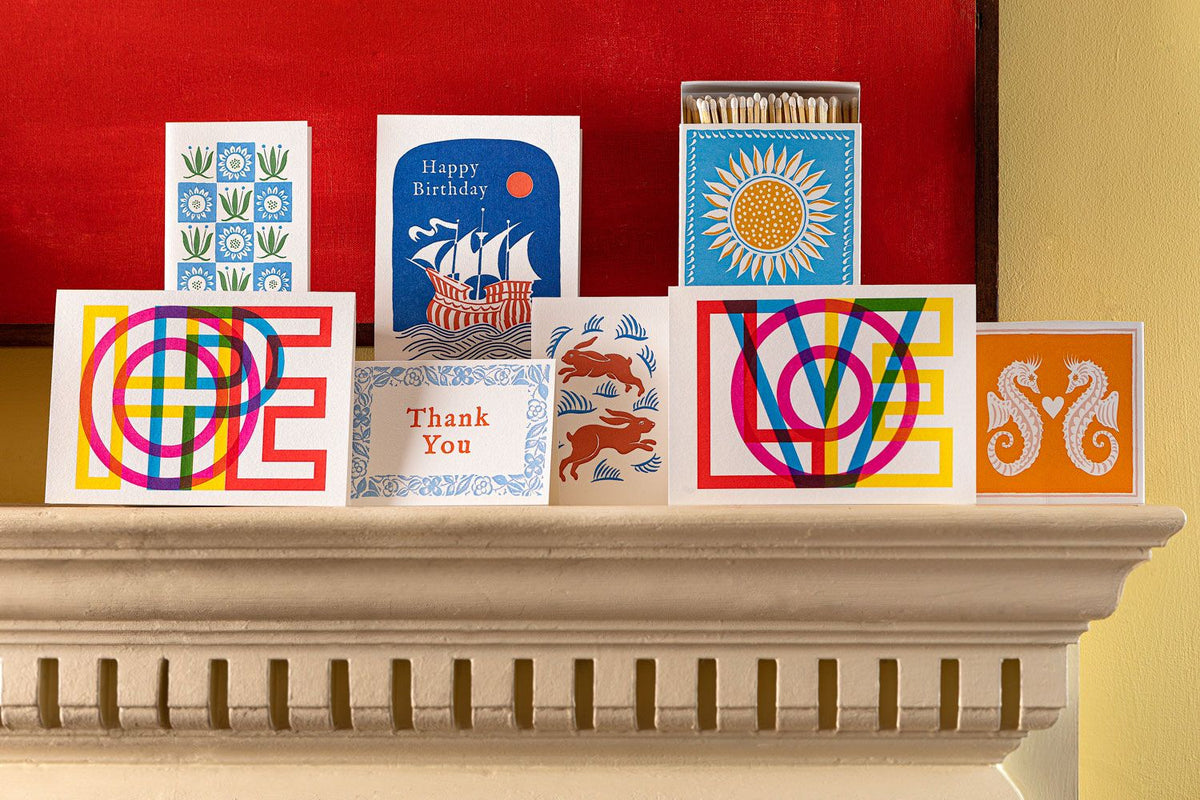 Carte Happy New Home Archivist Gallery dans une composition sur cheminée
