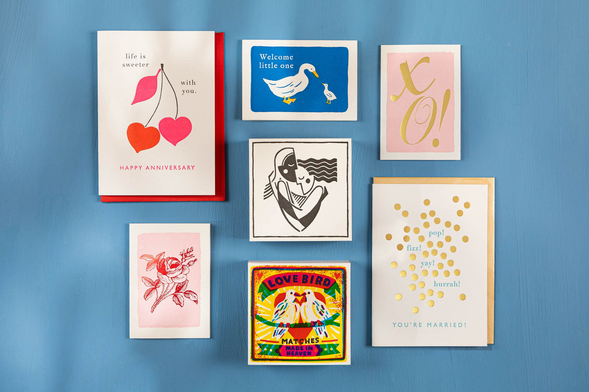 Carte Welcome Little One dans une composition de cartes Archivist Gallery sur fond bleu