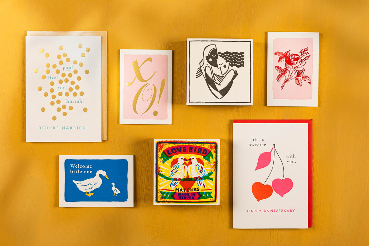 Carte Welcome Little One dans une composition de cartes Archivist Gallery sur fond jaune