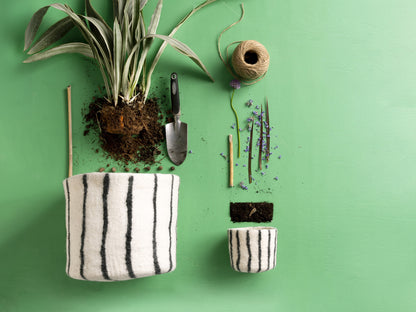 Cache-pots Aveva à rayures noires, tailles standard et XL en ambiance