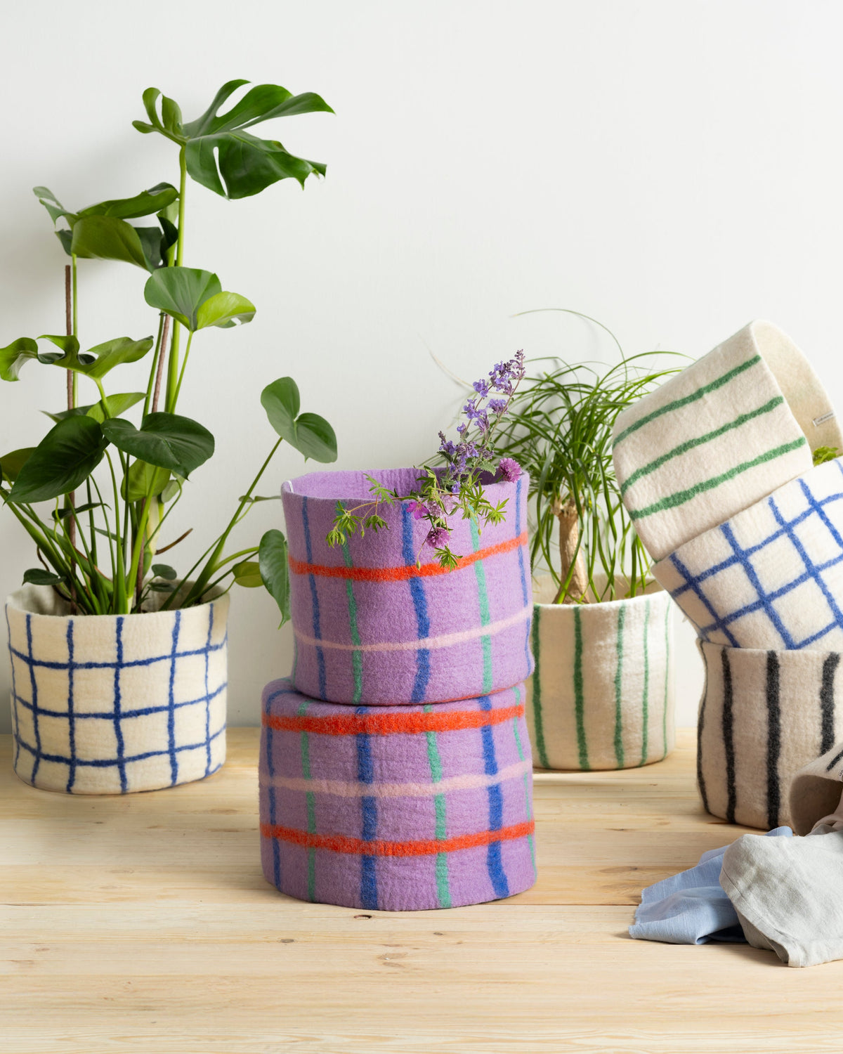 Cache-pots Aveva à carreaux bleus et rayures vertes en scène avec d’autres motifs