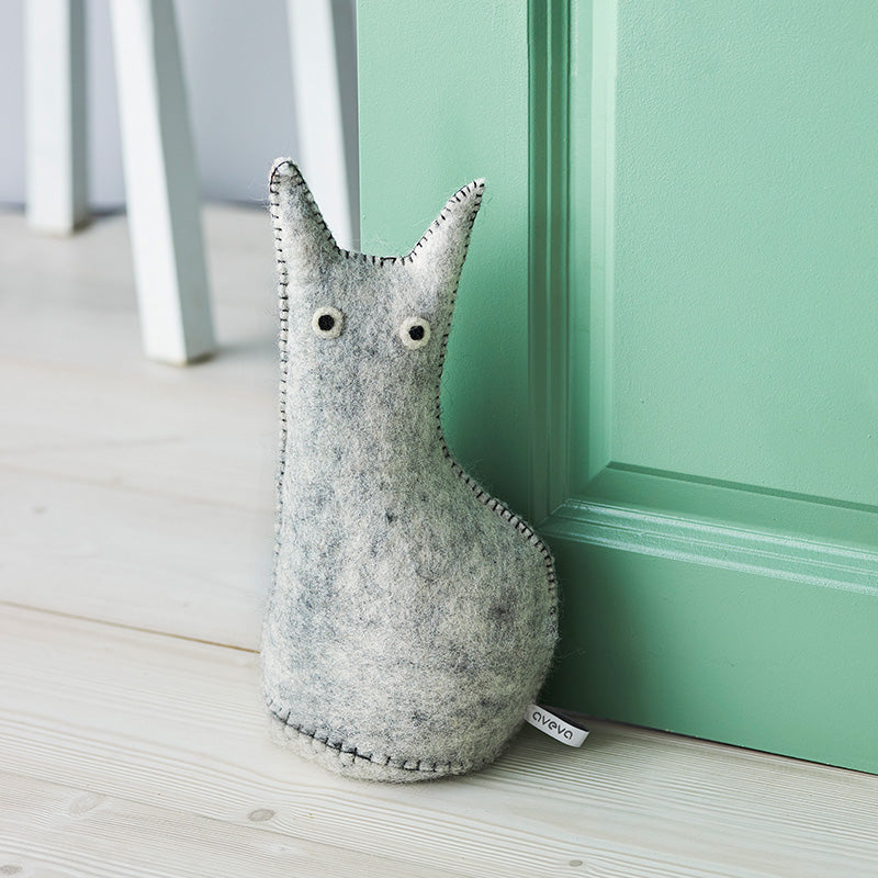 The Curious gris brut Aveva utilisé comme cale-porte dans un intérieur