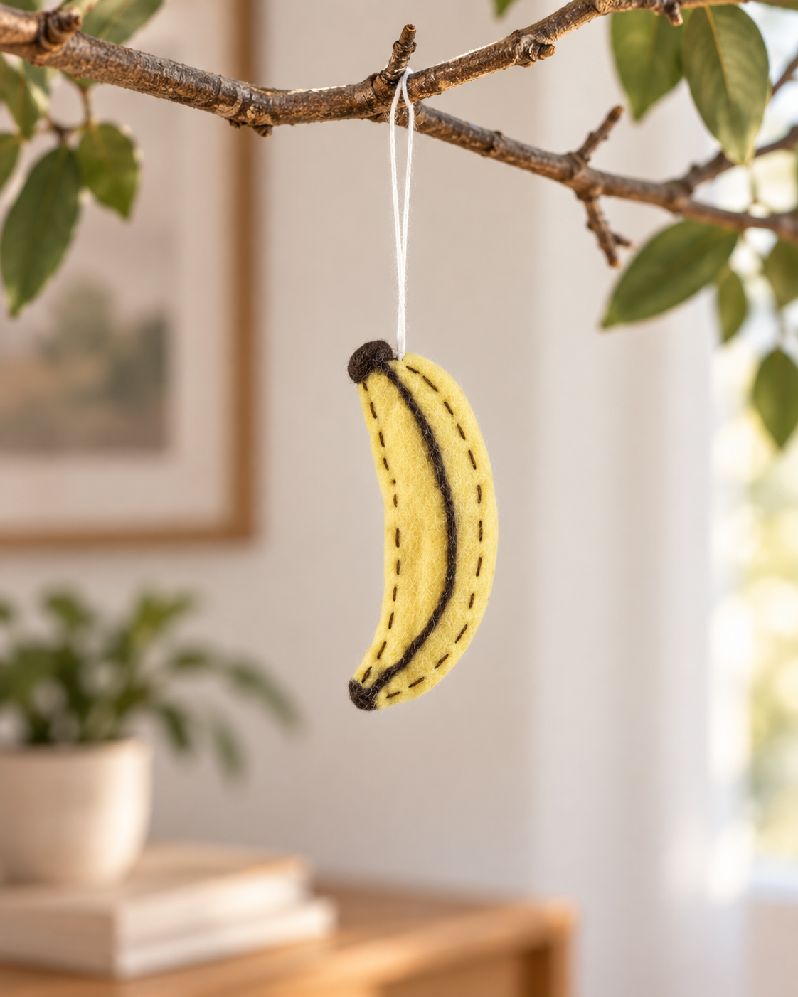 Banane Aveva en laine suspendue à une branche, mise en situation reconstituée