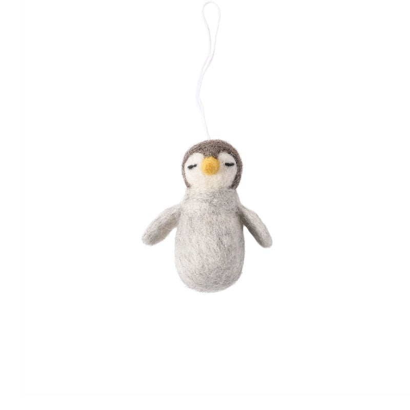 Bébé pingouin Aveva en laine, décoration à suspendre sur fond blanc